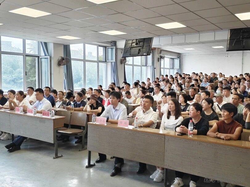 朱古力av
成功召开2025级新生家长会